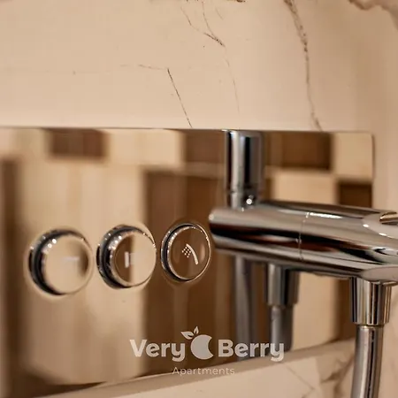Apartment Very Berry - Bukowska 18c - Apartament With Balcony And Garage - Check In 24h Poznan